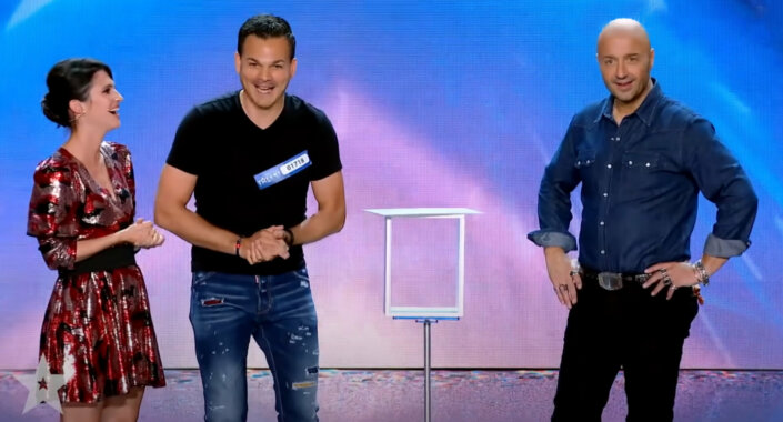 Magician Marco Miele from Stuttgart with presenter and jury member
